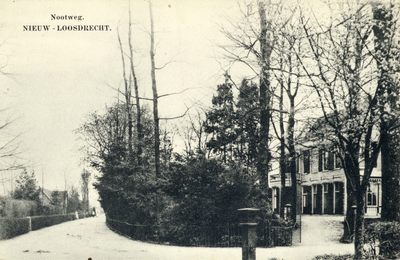 13453 Gezicht in de Nootweg te Nieuw-Loosdrecht (gemeente Loosdrecht) uit het westen; met rechts de villa Nootweg 2. ...